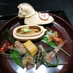 御節八寸　海鼠腸と山芋の馬の器入り　子持ち昆布　玉子焼き　昆布入りなます　田作り　ばちこ　川海老の艶煮　たたき牛蒡　蕗煮