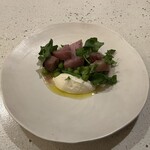 NALA - 鐘崎産ヨコワ鮪のスモークと季節の豆 自家製フロマージュフレ