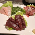 馬肉料理 和牛もつ鍋　姫桜 - 馬刺し３点盛り