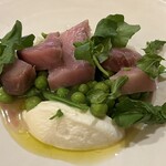 NALA - 鐘崎産ヨコワ鮪のスモークと季節の豆 自家製フロマージュ