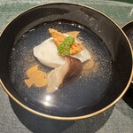 奈良 而今 - 被災した職人さんの輪島塗りのお椀。蛤を模した蛤真薯には刻んだ蛤が。いい吸地です。