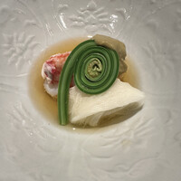 奈良 而今 - 白い梅鉢に。長芋は絹糸のように細く、お酢がよく絡みます。こごみを退けると蟹がたっぷりと。