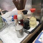 ぎょうざの満洲 - 酢、醤油、辣油