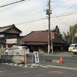 森田屋総本店 - 食べ終わり、軽くひしゃげた家を見ていると、突如始まったおばちゃんの持ち主さがし。すっごいよかったです。日本の良さの原風景がありました。