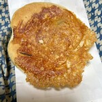 ローゲンマイヤー - 蒸し鶏ときのこのパリパリチーズ(¥250)
外側の赤っぽいところがパリパリに焼けたチーズ。
中身は具の蒸し鶏ときのこがギッシリ。ただ、味付けがイマイチ中途半端。パン生地自体は美味しいのだが…。