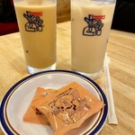 Kohi Dokoro Komeda Kohi Ten - 左アイスオーレ、右アイスミルクコーヒー、手前豆菓子