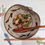 郷土料理ともん - 月の輪熊の炒め煮。食感の良い牛の赤身って感じ。タレ系の濃い調味だと牛肉と区別がつかんと思う。