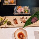 郷土料理ともん - カジカの唐揚げ、蕗味噌、鮎と山女魚の燻製、鹿背ロース燻製、岩魚のお作り