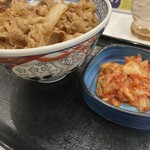 吉野家 - 頭の大盛り牛丼、キムチ