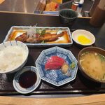 酒場あらかぶ - あらかぶ定食500円＋まぐろ刺身500円