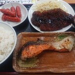 海鮮食堂おくどさん - 銀鮭の塩麹漬け、味噌カツ、赤ウインナー、ご飯大、わかめたっぷり味噌汁(*´ω｀*)