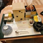 Izu Mariotto Hoteru Shuzenji - こんな感じで部屋に届きます。ご飯はお櫃、お吸い物はポットに。
