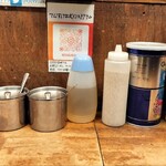 家系ラーメン 傳助 - テーブル調味料