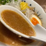 浅草名代らーめん 与ろゐ屋 - スープは甘味と塩っ気がいい感じです