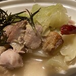 Osuteria Baru Ruiji - 伊達産鶏もも肉と季節のキャベツのSTAUB煮