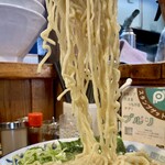 中華蕎麦 春馬 - 小麦香る中太ちぢれ麺が啜り心地最高