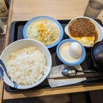 松屋 - 兄ぃが注文した、シャリアピンソースハンバーグ定食(税込890円)＋生玉子(80円)で、970円…