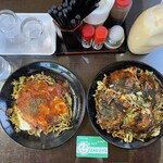 五万石 - インディアントマト焼きそば¥770内(左)、お好み焼きミックス¥720内+そば¥150内(右)