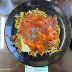 Gomangoku - インディアントマト焼きそば¥770内 備中高梁ご当地グルメ。うっすらカレー風味の麺に卵とケチャップが載っている。