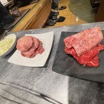 焼肉 山水 - 手前から、赤肉ごっちゃ盛り、生タンごっちゃ盛り、ネギおろし(店員さんオススメ、生タンにはこれらしい)