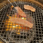焼肉 山水 - 赤肉ごっちゃ盛り、美味しそうな仕上がり！