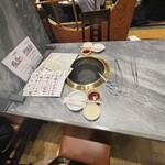 焼肉 山水 - テーブル席