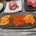 焼肉 山水 - 手前に追加で、ホルモンの盛り合せ