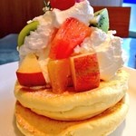 レインボーパンケーキ - 季節のフルーツパンケーキ