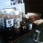 Yakiniku Suehirokan - タレほか各種。味変要素がいろいろあります。