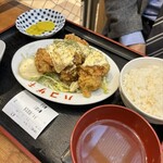 Shizuoka Kyoudo Ryouri Yakitori Marudori Hakozaki - 同行者のとり南蛮定食　からあげ定食にタルタルソースをかけただけ