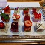 FRUiT 阪神梅田店 - 12色のいちごキューブ