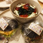 Bardon Organic Cafe - Earth friendlyプレートのサラダは幻の「大白大豆」枝豆豆腐サラダ、サンドイッチはヴィーガン卵風サンド＆ヴィーガンバジルチキン分風サンド。