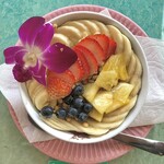 Aloha Drive-In - ハレノワ・アサイボウルボウルズ$12.10(¥1210内) フルーツの下には紫色のアサイースムージー