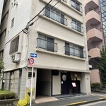 天ぷら いせ - お店の外観、寒く雨の降るこの日は行列がありませんでした。