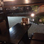 珈琲屋らんぷ - 夜の中庭（喫煙席側から）