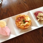 ル ヴィラージュ - 前菜、ビーツで色付けしたポテトサラダ、キッシュ、鶏ささ身の山葵ソース和え