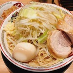 豚山 - 小ラーメン ニンニク 野菜 トッピング味玉、豚1枚追加
            