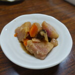 アリランハウス - サービスで頂いた沖縄の芋を使った煮物（品種不明）　