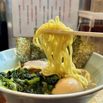 家家家 - 「味玉らーめん」の麺
            2024年2月22日