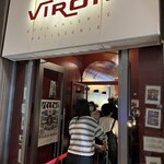 VIRON - 正面と反対側の入り口にはかなりの行列