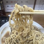 Doden - 暴れまくる、どでんの麺。勢いよく啜るとスープがあちこちに跳ねまくると思う。