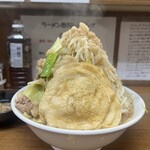 Doden - 横顔。増しでこの標高は、最近の二郎系では群を抜いてる。因みに野菜「どでん」コールだと別丼で野菜が来るので、ラーメン丼盛りではコレが最高峰の高さ。