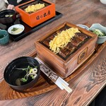 日の出屋 - うなぎせいろ蒸し(手前:特上、奥:並)