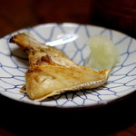 釣人居酒屋　川名 - お通し（鯛のカマ焼き）