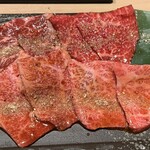 和牛A5雌牛と熟成牛舌 肉屋いちゆく - 赤身、カルビ、上カルビ、ハラミの4種を楽しめます！