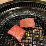 和牛A5雌牛と熟成牛舌 肉屋いちゆく - 自分好みに焼き上げましょ。煙の出ないキレイな網が嬉しいです。