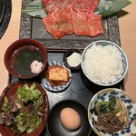 和牛A5雌牛と熟成牛舌 肉屋いちゆく - お肉4種食べ比べランチセットが2200円！ 大満足のメニューです( ु ›ω‹ ) ु♡