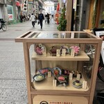 Wagyu Ue-Go Mesuu Shi To Jukusei Gyuushi Taniku Ya Ichiyuku - 
      お店は市電「八丁堀」から徒歩1分。えびす通りのヤマダ電機の向かいにあります便利な立地。