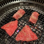 和牛A5雌牛と熟成牛舌 肉屋いちゆく - 厚さ、大きさ、ともにボリュームあります♥️