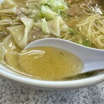 らーめん くぼ田 - ややオイリーなスープは鶏や魚介の旨みしっかりながら、突出したところはなく優しく上品な出汁感